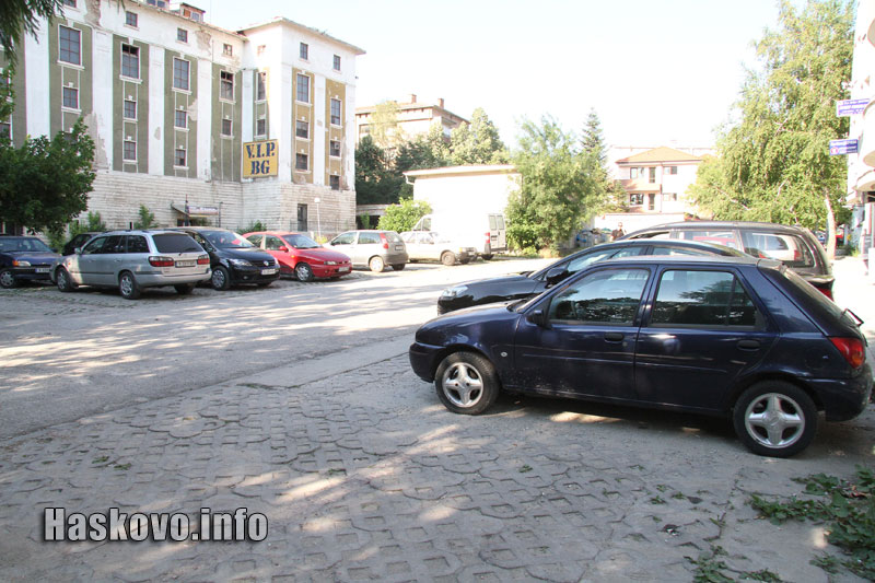 Паркингът до магазин Марса