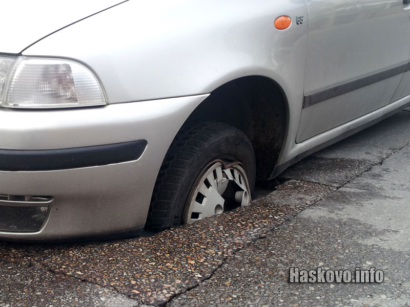 Кола пропадна в дупка