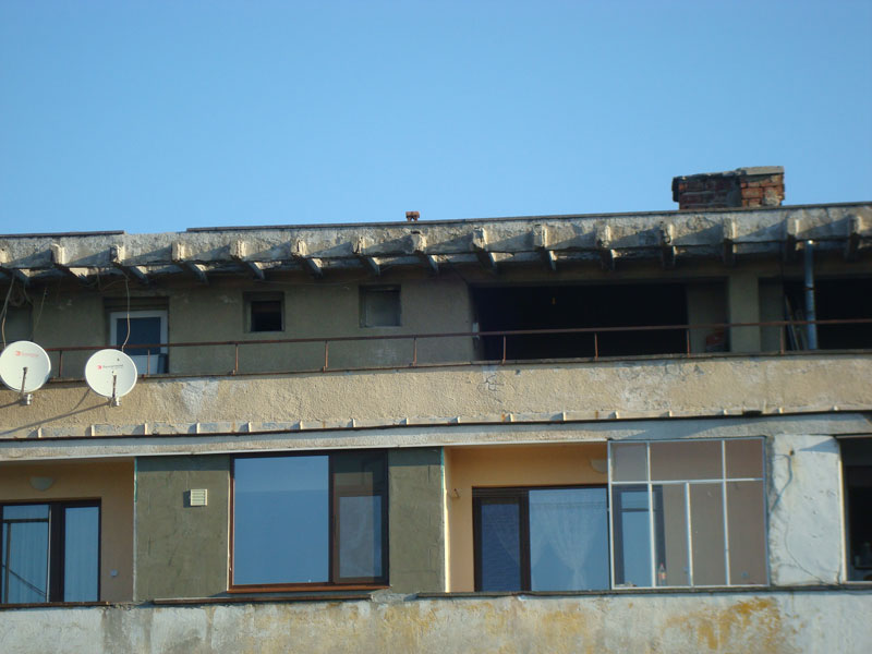 Рушащ се покрив