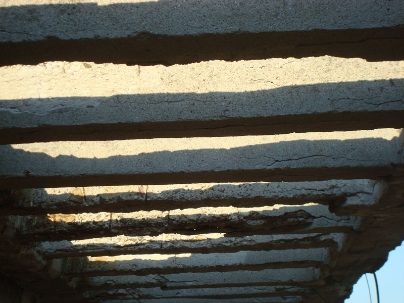 Рушащ се покрив