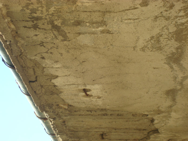 Рушащ се покрив