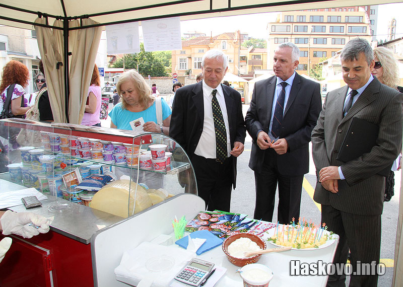 На изложението 15 производители от Хасково и областта от днес вече презентират своята продукция. Дрехи, месо, млечни продукти, канцеларски материали, препарати и аксесоари за басейни и джакузита са сред представените стоки. Дегустация на мляко, кашкавал и други хранителни продукти събраха хасковлии пред търговските шатри, подредени на паркинга на комплекс "21 век". "Произведено за нас" дава възможност на бизнеса в областта да представи своята продукция и едновременно с това да създаде връзки с гръцките търговци. Тенденцията е изложението да се провежда ежегодно в Хасково. На изложението 15 производители от Хасково и областта от днес вече презентират своята продукция. Дрехи, месо, млечни продукти, канцеларски материали, препарати и аксесоари за басейни и джакузита са сред представените стоки. Дегустация на мляко, кашкавал и други хранителни продукти събраха хасковлии пред търговските шатри, подредени на паркинга на комплекс "21 век". "Произведено за нас" дава възможност на бизнеса в областта да представи своята продукция и едновременно с това да създаде връзки с гръцките търговци. Тенденцията е изложението да се провежда ежегодно в Хасково.