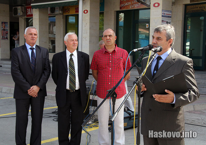 На изложението 15 производители от Хасково и областта от днес вече презентират своята продукция. Дрехи, месо, млечни продукти, канцеларски материали, препарати и аксесоари за басейни и джакузита са сред представените стоки. Дегустация на мляко, кашкавал и други хранителни продукти събраха хасковлии пред търговските шатри, подредени на паркинга на комплекс "21 век". "Произведено за нас" дава възможност на бизнеса в областта да представи своята продукция и едновременно с това да създаде връзки с гръцките търговци. Тенденцията е изложението да се провежда ежегодно в Хасково. На изложението 15 производители от Хасково и областта от днес вече презентират своята продукция. Дрехи, месо, млечни продукти, канцеларски материали, препарати и аксесоари за басейни и джакузита са сред представените стоки. Дегустация на мляко, кашкавал и други хранителни продукти събраха хасковлии пред търговските шатри, подредени на паркинга на комплекс "21 век". "Произведено за нас" дава възможност на бизнеса в областта да представи своята продукция и едновременно с това да създаде връзки с гръцките търговци. Тенденцията е изложението да се провежда ежегодно в Хасково.