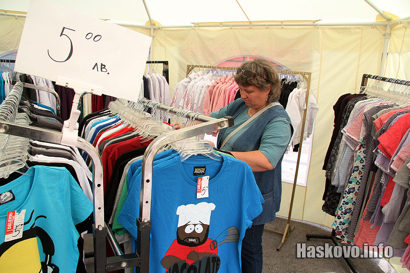 На изложението 15 производители от Хасково и областта от днес вече презентират своята продукция. Дрехи, месо, млечни продукти, канцеларски материали, препарати и аксесоари за басейни и джакузита са сред представените стоки. Дегустация на мляко, кашкавал и други хранителни продукти събраха хасковлии пред търговските шатри, подредени на паркинга на комплекс "21 век". "Произведено за нас" дава възможност на бизнеса в областта да представи своята продукция и едновременно с това да създаде връзки с гръцките търговци. Тенденцията е изложението да се провежда ежегодно в Хасково. На изложението 15 производители от Хасково и областта от днес вече презентират своята продукция. Дрехи, месо, млечни продукти, канцеларски материали, препарати и аксесоари за басейни и джакузита са сред представените стоки. Дегустация на мляко, кашкавал и други хранителни продукти събраха хасковлии пред търговските шатри, подредени на паркинга на комплекс "21 век". "Произведено за нас" дава възможност на бизнеса в областта да представи своята продукция и едновременно с това да създаде връзки с гръцките търговци. Тенденцията е изложението да се провежда ежегодно в Хасково.