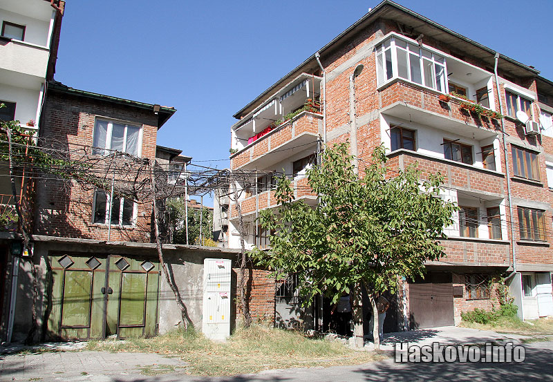 Рушащата се къща