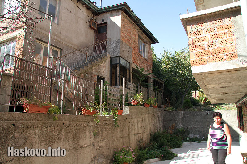 Рушащата се къща