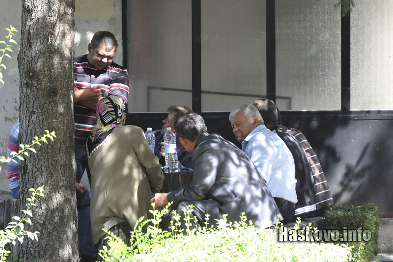 Кметът и близките чакат пред съдебна медицина