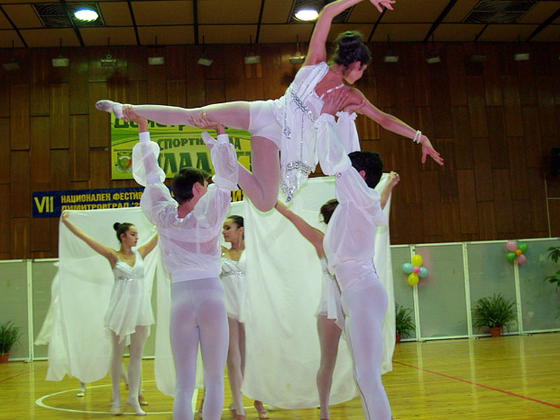 България танцува
