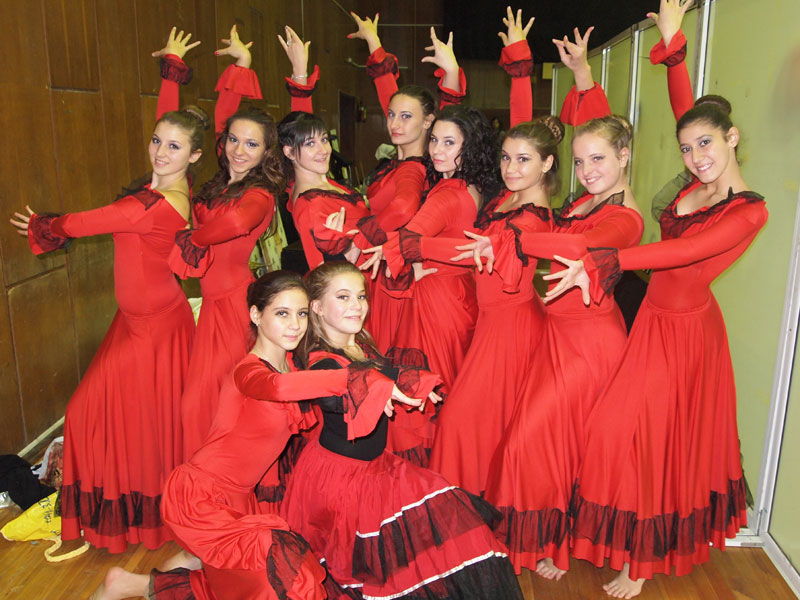 България танцува