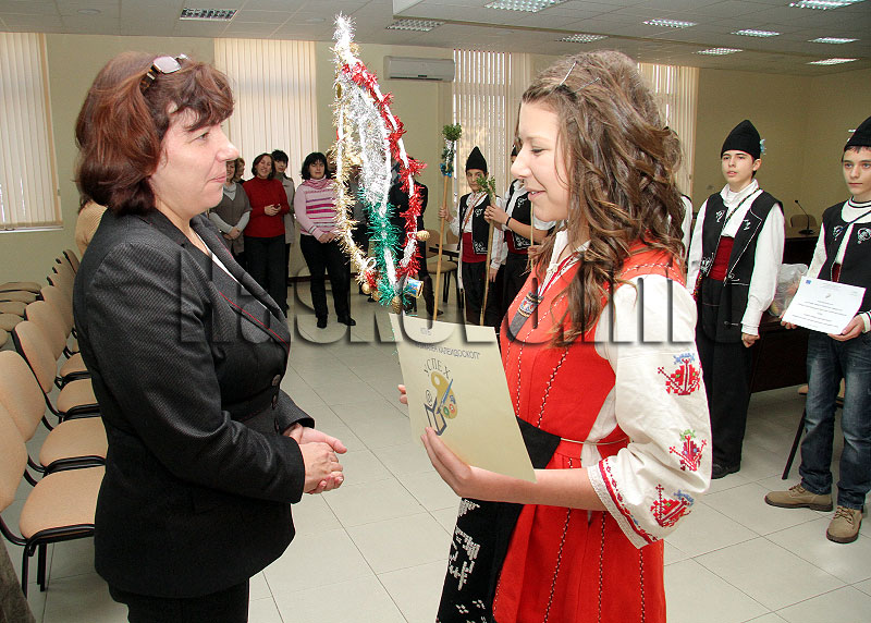 Коледари при областния управител