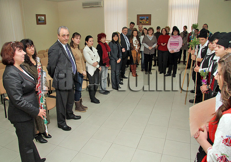 Коледари при областния управител