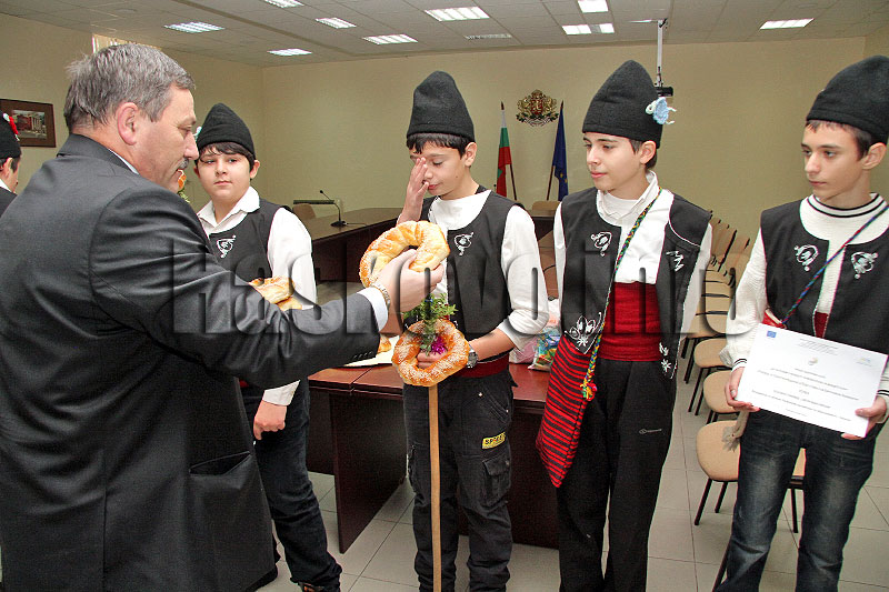 Коледари при областния управител