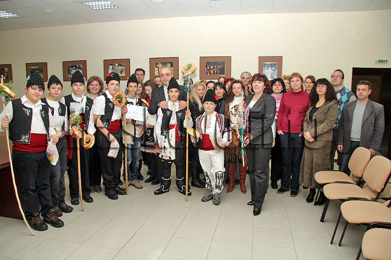 Коледари при областния управител