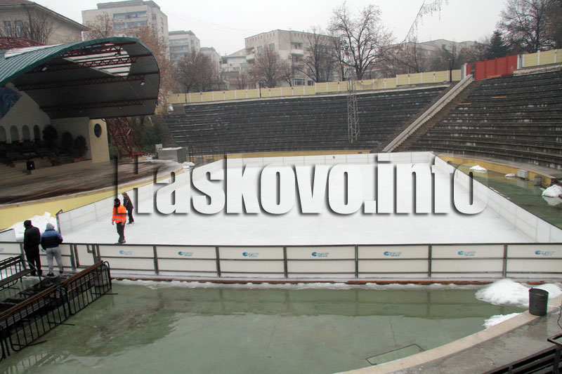 Желаещи да се пързалят тази сутрин нямаше, най-вероятно заради студеното време. Очаква се напливът да бъде голям по време на празниците, когато учениците излизат във ваканция. 