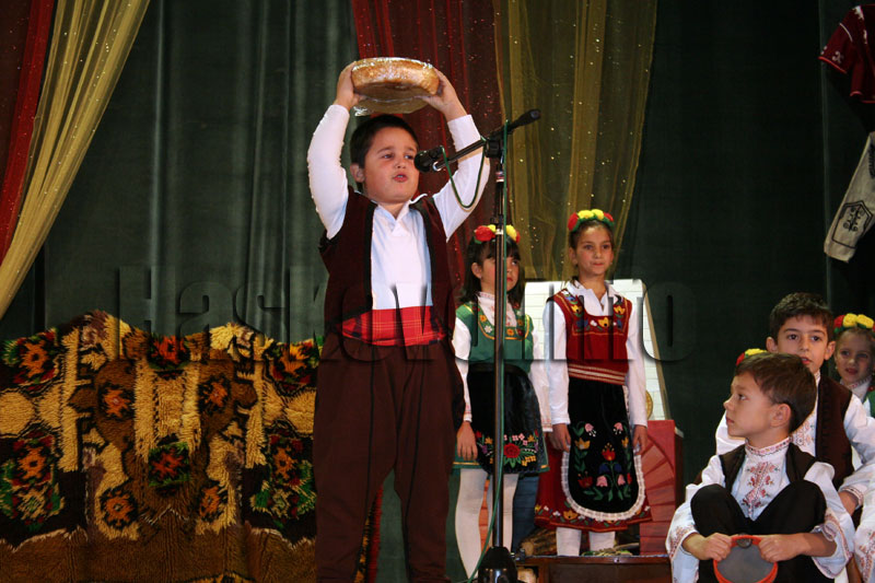 Спектакълът Спектакълът