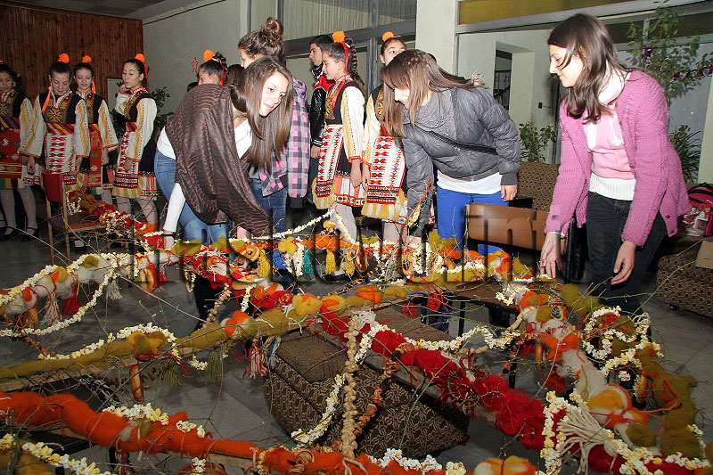 Гигантската сурачка, изработена от школата по етнография