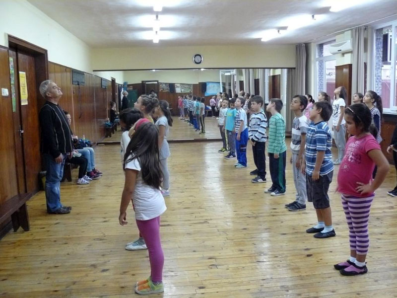 Младежки център