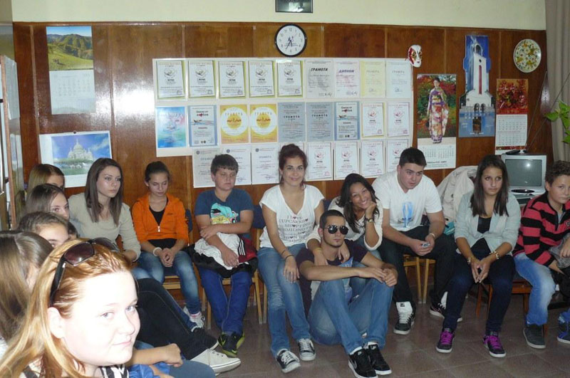 Младежки център