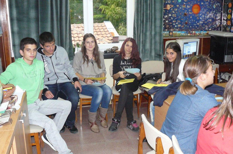 Младежки център