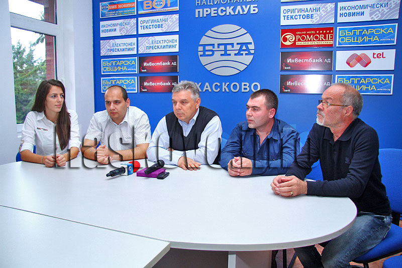 Водач на листата на "Българска демократична общност" е Атанас Атанасов. Той е завършил образованието си и е работил в Германия, но се е върнал в България, тъй като смята, че тук има достатъчно перспективи за развитие. Останалите в листата също са успели млади хора, които ще се борят за всяка добра идея за Хасково, обявиха на пресконференция кандидатите, подкрепени от председателя на партията Господин Тонев. Ние не си поставяме хиляди цели, а такива, които са реално постижими и важни за хората в Хасково, каза водачът на листата. Като част от общинския съвет ще се борим основно за това общината да има най-после електронна система и гражданите да могат да ползват по-лесно услугите, направо от компютъра си. Втората ни важна цел е да бъде изграден приют за бездомни животни, допълни Атанасов. Той беше подкрепен от доброволци, които присъстваха на пресконференцията и изразиха желание да помагат за решаването на проблема с бездомните кучета. От партията обявиха, че ще разчитат да доброволците, които отделят от своето време и средства за решаването на тези важни за Хасково проблеми. Сред приоритетите на бъдещите общински съветници е и развитието на детския спорт в Хасково. Общината трябва да помага за това, защото здравето на нашите деца е важно, обясни Атанас Атанасов. За разлика от досегашните местни парламенти, в които не се работеше на 100%, ние ще се опитаме да сме максимално полезни за хората, вместо да се занимаваме с отделни личности. Листата на "Българска демократична общност" е №3 в интегралната бюлетина. Купуването и продаването на гласове е престъпление