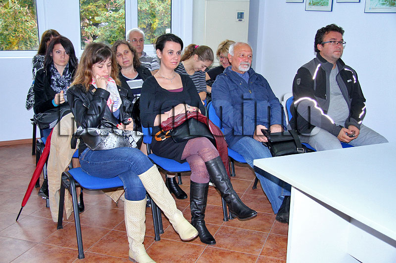 Водач на листата на "Българска демократична общност" е Атанас Атанасов. Той е завършил образованието си и е работил в Германия, но се е върнал в България, тъй като смята, че тук има достатъчно перспективи за развитие. Останалите в листата също са успели млади хора, които ще се борят за всяка добра идея за Хасково, обявиха на пресконференция кандидатите, подкрепени от председателя на партията Господин Тонев. Ние не си поставяме хиляди цели, а такива, които са реално постижими и важни за хората в Хасково, каза водачът на листата. Като част от общинския съвет ще се борим основно за това общината да има най-после електронна система и гражданите да могат да ползват по-лесно услугите, направо от компютъра си. Втората ни важна цел е да бъде изграден приют за бездомни животни, допълни Атанасов. Той беше подкрепен от доброволци, които присъстваха на пресконференцията и изразиха желание да помагат за решаването на проблема с бездомните кучета. От партията обявиха, че ще разчитат да доброволците, които отделят от своето време и средства за решаването на тези важни за Хасково проблеми. Сред приоритетите на бъдещите общински съветници е и развитието на детския спорт в Хасково. Общината трябва да помага за това, защото здравето на нашите деца е важно, обясни Атанас Атанасов. За разлика от досегашните местни парламенти, в които не се работеше на 100%, ние ще се опитаме да сме максимално полезни за хората, вместо да се занимаваме с отделни личности. Листата на "Българска демократична общност" е №3 в интегралната бюлетина. Купуването и продаването на гласове е престъпление