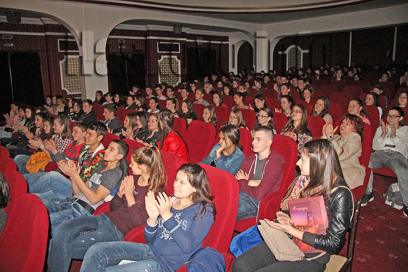 Театър Театър