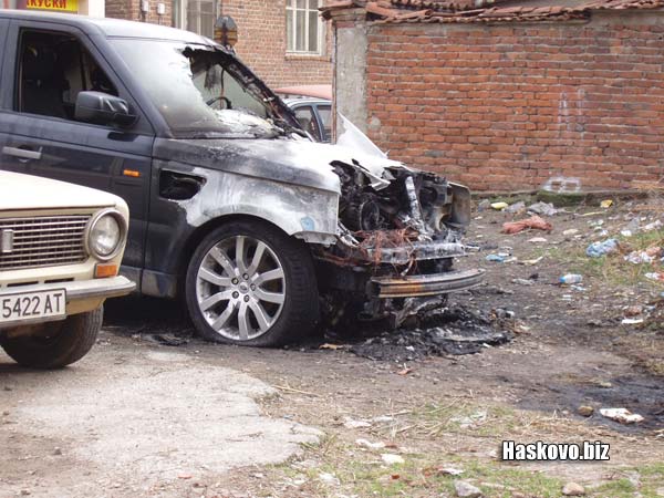 Следобяд изгорелият джип все още стоеше на мястото