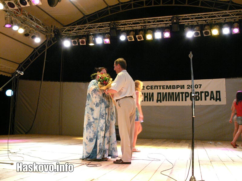 Кметът Димитър Хаджииванов поздрави певицата след изпълнението на химна