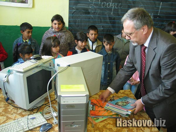Министърът донесе подаръци за училището