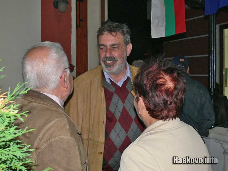 Десетки симпатизанти дойдоха в щаба на Георги Иванов, за да го поздравят