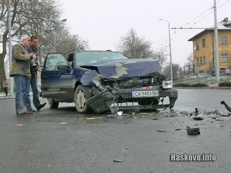 Фолксвагена е със смазана предница