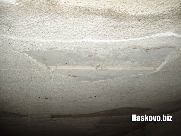 От тук е паднало парчето мазилка От тук е паднало парчето мазилка