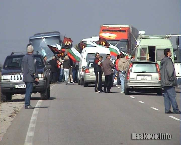 Опашките от ТИР-ове стигнаха до самия пункт Опашките от ТИР-ове стигнаха до самия пункт