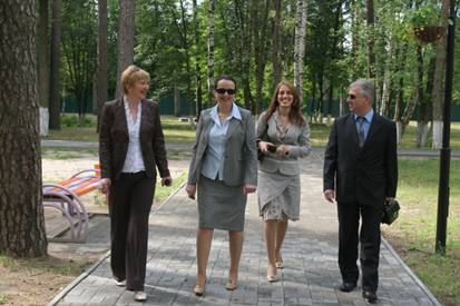 Райна Йовчева посети парка на Шатура, който се почиства с прахосмукачки