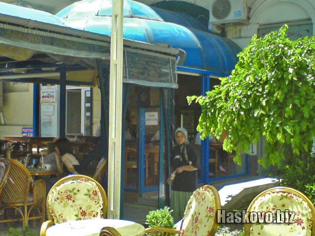 Ромката тормози хората в кафенетата Ромката тормози хората в кафенетата