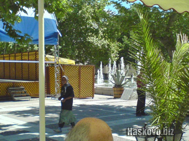 Тя набелязва своите жертви от далече