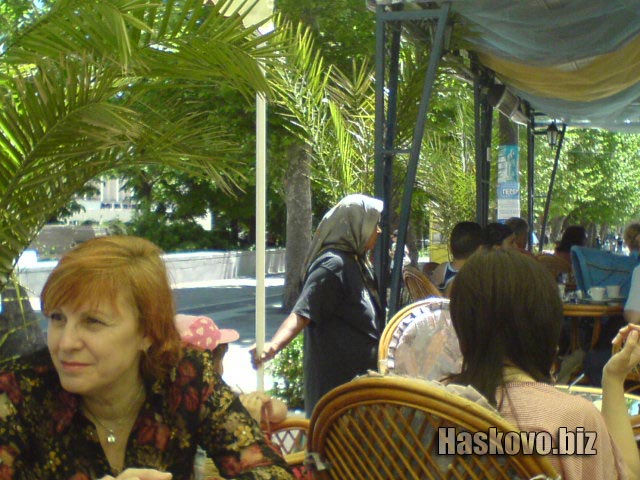 Ако не получи левче, просякинята кълне