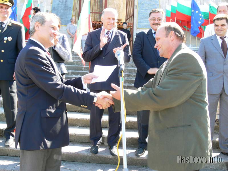 Трима обикновени граждани също бяха отличени