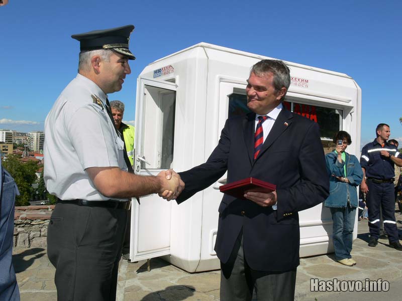 По повод годишнината на пожарната началникът й връчи на министъра плакет