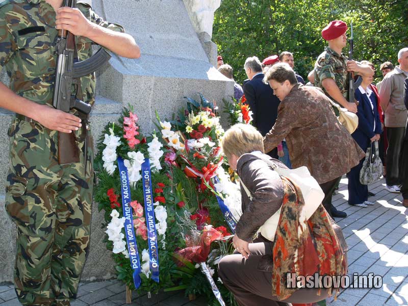 Поднасяне на венци и цветя за Съединението миналата година