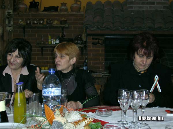 Атанаска Николова (в средата) по време на пресконференцията след преизбирането й