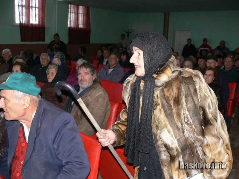 Баба Мария напусна ядосана събранието, като обяви кмета за мафиот