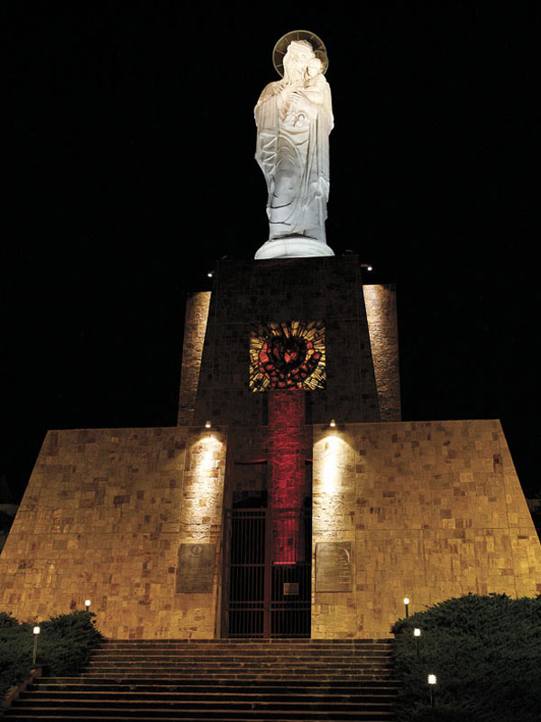 Статуята Св. Богородица