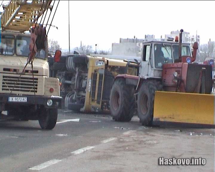 Три тежки машини издърпаха обърнатия тир