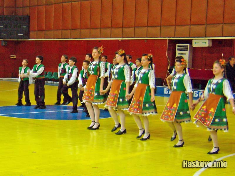 Танцьорите от Ансамбъл Хасково