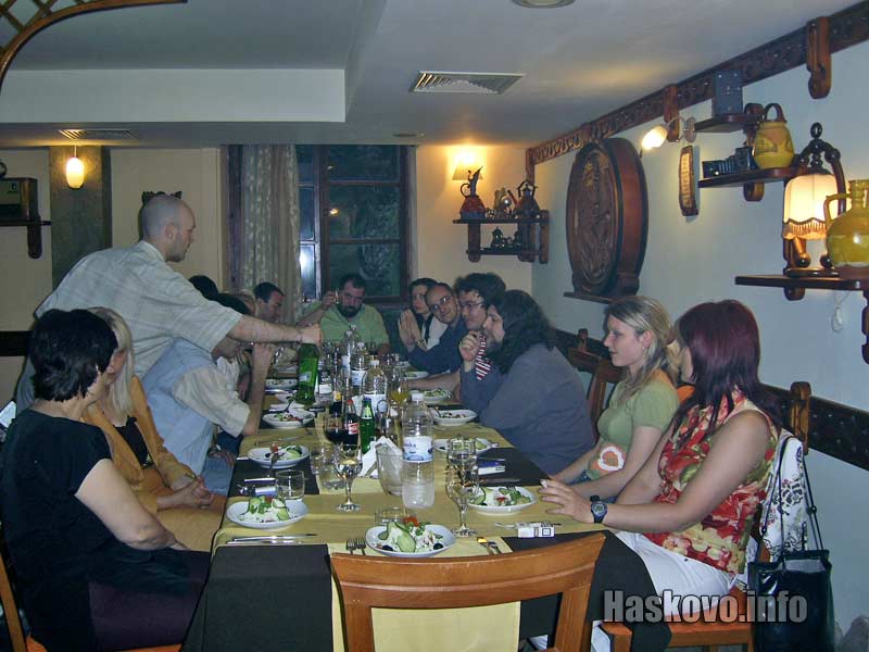 В това време неговите подчинени вдигаха наздравици