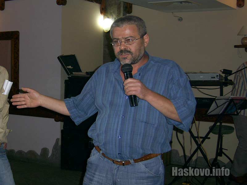 Преди началото на церемонията идейният основател на наградите Божидар Грозев - шеф на Новинар Юг припомни, че те всъщност са шега.