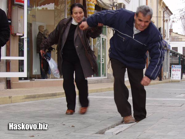 Шахтата край ЦУМ е без капак месеци наред Шахтата край ЦУМ е без капак месеци наред