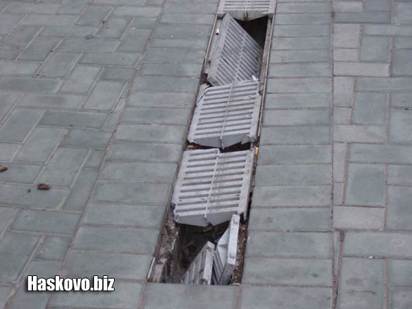 Haskovo.biz писа за счупения капак преди месец. 