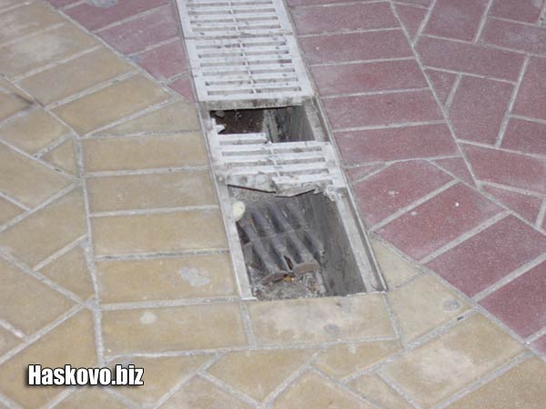 И на други места из центъра зеят дупки И на други места из центъра зеят дупки